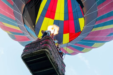 Belaya Çerkov, Ukrayna, 24 Ağustos 2020 turistlerle dolu renkli sıcak hava balonu mavi gökyüzüne yükseliyor..