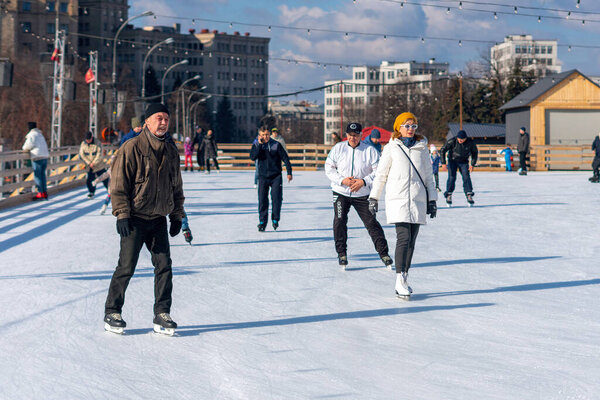 Харьков Украина, 21 февраля 2020 года: Каток на центральной площади города, люди катаются на коньках.
