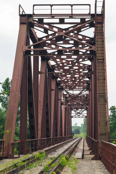 Viejo Puente Ferroviario Oxidado Sobre Río —  Fotos de Stock