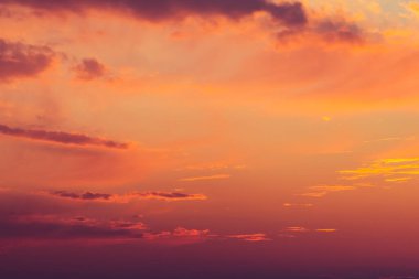 Güzel renkli dramatik gökyüzü ve gün batımında bulutlar.