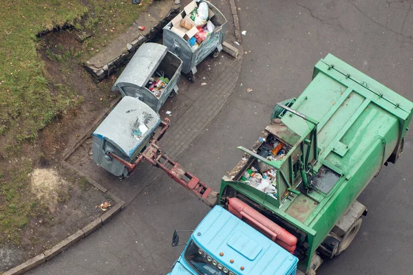 Выброс Бытовых Отходов Специальном Автомобиле Мусоровоз Мусор Загружается Автомобиль — стоковое фото