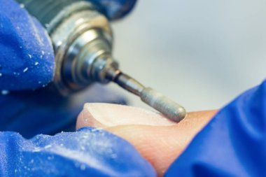 Manikür işlemi, tırnak temizleme makinesiyle kapatılıyor..