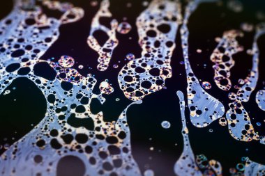 Bir sabun köpüğünün yüzeyindeki ışık tarafından oluşturulan güzel psikedelik soyutlama.