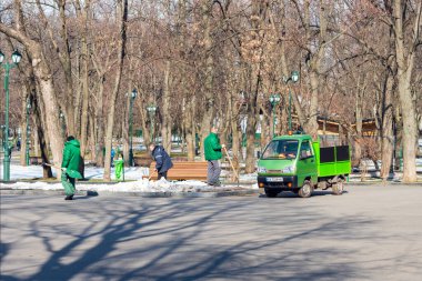 Kharkiv Ukrayna, 21 Şubat 2020: Şehir parkını temizleyen kamu görevlileri.