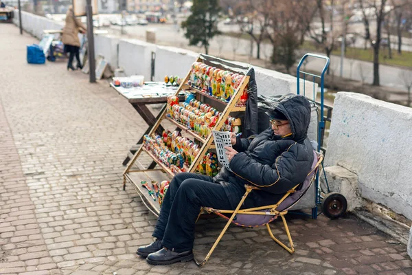 Kharkiv Oekraïne Februari 2020 Oudere Man Koopman Van Souvenirs Verkoopt — Stockfoto