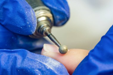 Manikür işlemi, tırnak temizleme makinesiyle kapatılıyor..