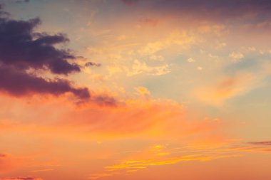 Güzel renkli dramatik gökyüzü ve gün batımında bulutlar.