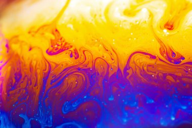 Bir sabun köpüğünün yüzeyindeki ışık tarafından oluşturulan güzel psikedelik soyutlama.