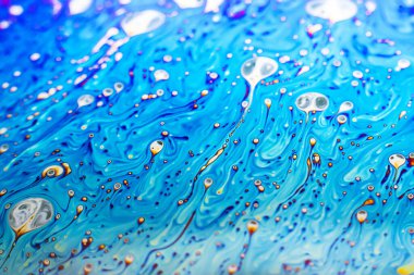 Bir sabun köpüğünün yüzeyindeki ışık tarafından oluşturulan güzel psikedelik soyutlama.