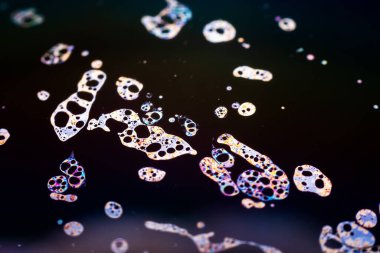 Bir sabun köpüğünün yüzeyindeki ışık tarafından oluşturulan güzel psikedelik soyutlama.