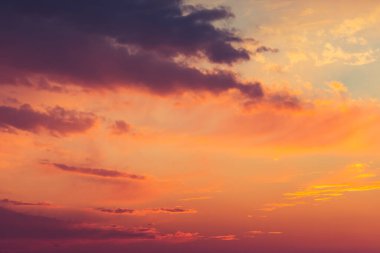 Güzel renkli dramatik gökyüzü ve gün batımında bulutlar.