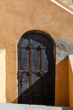 Eski, koyu renkli, işlenmiş demir kapı..