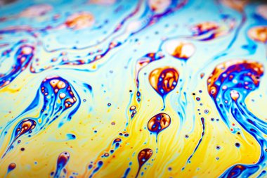 Bir sabun köpüğünün yüzeyindeki ışık tarafından oluşturulan güzel psikedelik soyutlama.