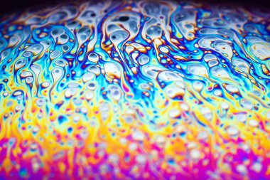 Bir sabun köpüğünün yüzeyindeki ışık tarafından oluşturulan güzel psikedelik soyutlama.