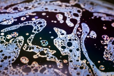 Bir sabun köpüğünün yüzeyindeki ışık tarafından oluşturulan güzel psikedelik soyutlama.