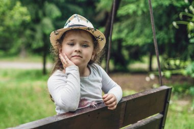 Hüzünlü bakışları ve gözyaşları içinde güzel bir kızın portresi..