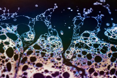 Bir sabun köpüğünün yüzeyindeki ışık tarafından oluşturulan güzel psikedelik soyutlama.