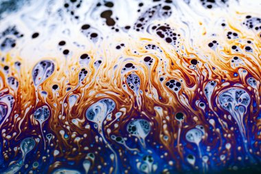 Bir sabun köpüğünün yüzeyindeki ışık tarafından oluşturulan güzel psikedelik soyutlama.