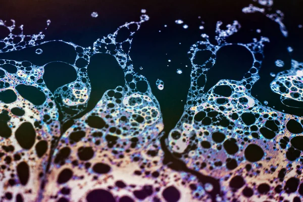 Bir sabun köpüğünün yüzeyindeki ışık tarafından oluşturulan güzel psikedelik soyutlama.