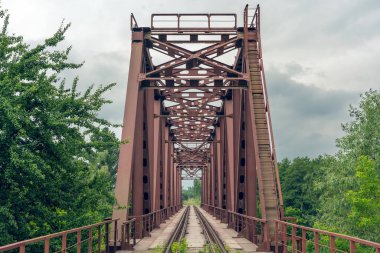 Nehrin üzerindeki eski paslı demiryolu köprüsü.