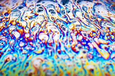 Bir sabun köpüğünün yüzeyindeki ışık tarafından oluşturulan güzel psikedelik soyutlama.