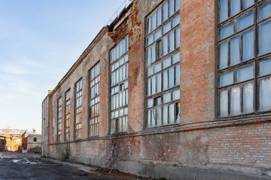 Eski yıkılan fabrika binası, duvar çökme tehlikesi.
