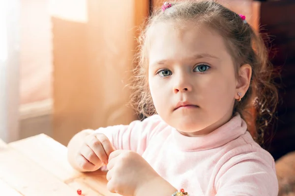 Egy Kislány Varrással Foglalkozik Ékszereket Készít Saját Kezével Színes Gyöngyöket — Stock Fotó