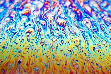 Bir sabun köpüğünün yüzeyindeki ışık tarafından oluşturulan güzel psikedelik soyutlama.