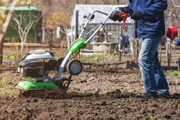 Agricoltore Aratura Terra Con Coltivatore Che Prepara Terreno Semina — Foto Stock