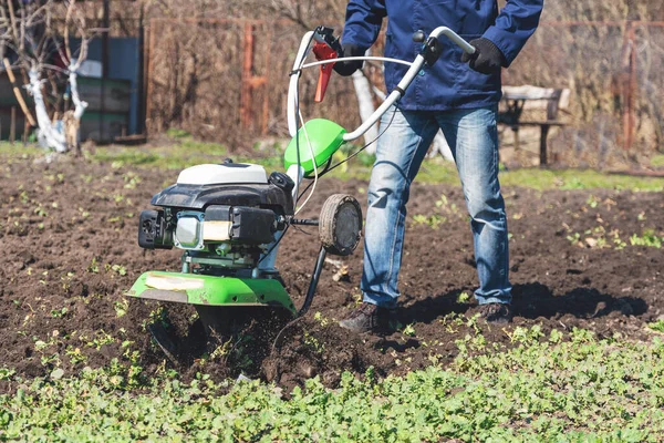 Fazendeiro Lavra Terra Com Cultivador Preparando Solo Para Semear — Fotografia de Stock