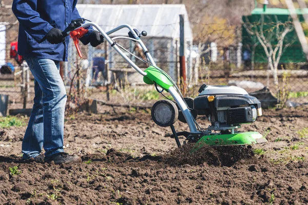 Agricoltore Aratura Terra Con Coltivatore Che Prepara Terreno Semina — Foto Stock