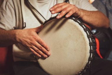 Davulcu etnik perküsyon müzik enstrümanı djembe çalar.