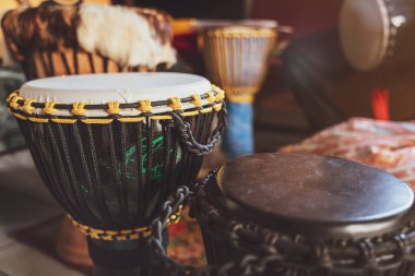 Çeşitli etnik perküsyon müzik aletleri djembe davullar.
