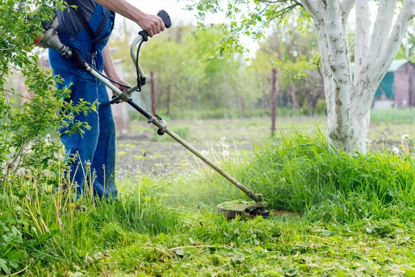 Jardinero Corta Hierba Con Una Podadora Jardín Primavera —  Fotos de Stock