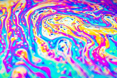 Bir sabun köpüğünün yüzeyindeki ışık tarafından oluşturulan güzel psikedelik soyutlama.