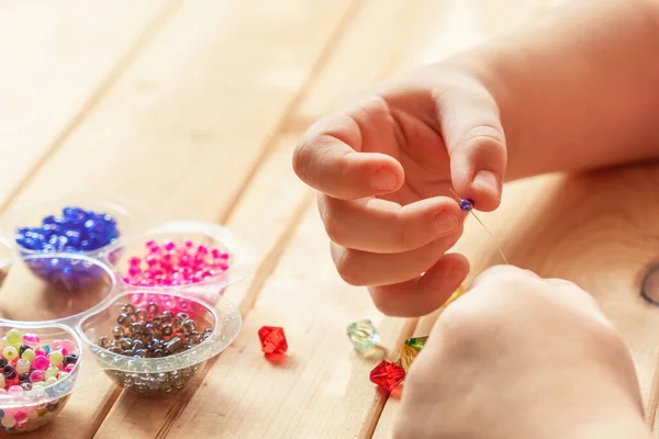 Child Makes Jewelry His Own Hands Stringing Colorful Beads Thread — Stock Photo, Image