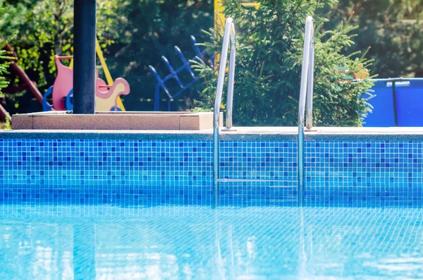 Stahlleiter Einem Schwimmbad Mit Blauem Wasser Einem Sonnigen Tag — Stockfoto