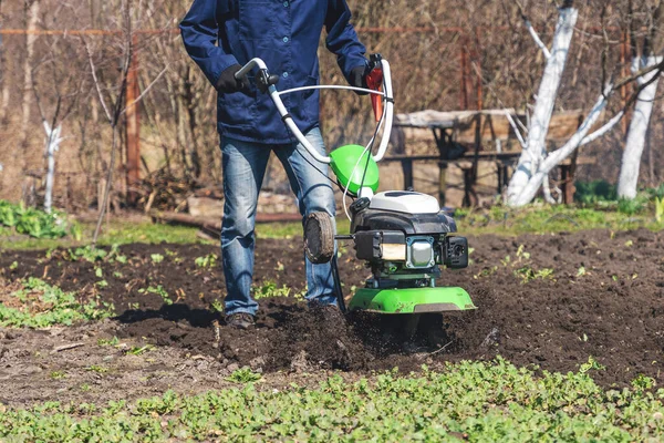 Fazendeiro Lavra Terra Com Cultivador Preparando Solo Para Semear — Fotografia de Stock