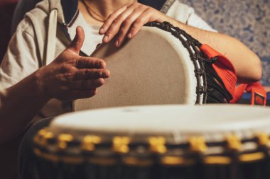 Davulcu etnik perküsyon müzik enstrümanı djembe çalar.