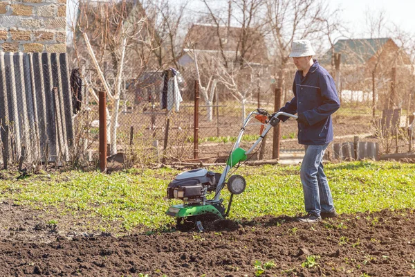 Agricoltore Aratura Terra Con Coltivatore Che Prepara Terreno Semina — Foto Stock