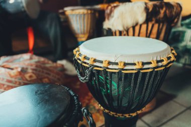 Çeşitli etnik perküsyon müzik aletleri djembe davullar.