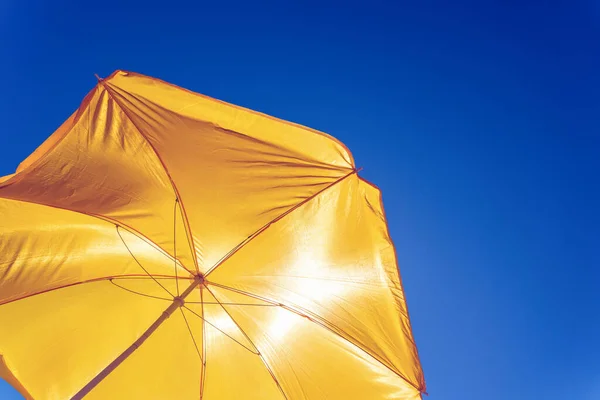 Sombrilla Amarilla Contra Cielo Azul Protección Contra Sol Abrasador — Foto de Stock