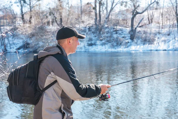 Ein Fischer Mit Angelrute Und Rucksack Fängt Frühjahr Fische Ufer — Stockfoto