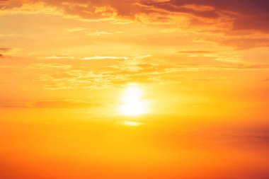 Renkli gökyüzü ve bulutlar, gün doğumu veya gün batımı.