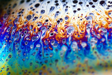 Bir sabun köpüğünün yüzeyindeki ışık tarafından oluşturulan güzel psikedelik soyutlama.