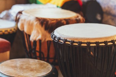 Çeşitli etnik perküsyon müzik aletleri djembe davullar.