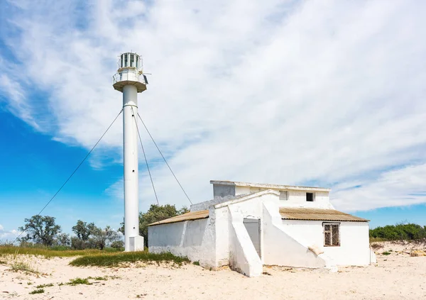 Faro Isla Dzharylhach Pequeño Edificio Blanco Una Playa Arena — Foto de Stock