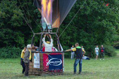 Belaya Tserkov, Ukrayna, 24 Ağustos 2020 Bir sepet dolusu turist uçuştan önce sıcak havayla doludur..