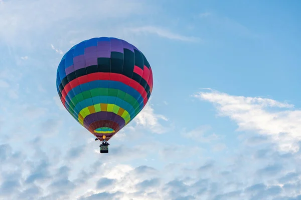 Kolorowy Balon Gorące Powietrze Niebieskim Tle Zachmurzone Niebo — Zdjęcie stockowe