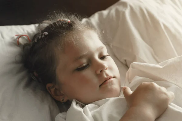 Yatağında Uyanan Sevimli Gülümseyen Küçük Kızın Portresi — Stok fotoğraf